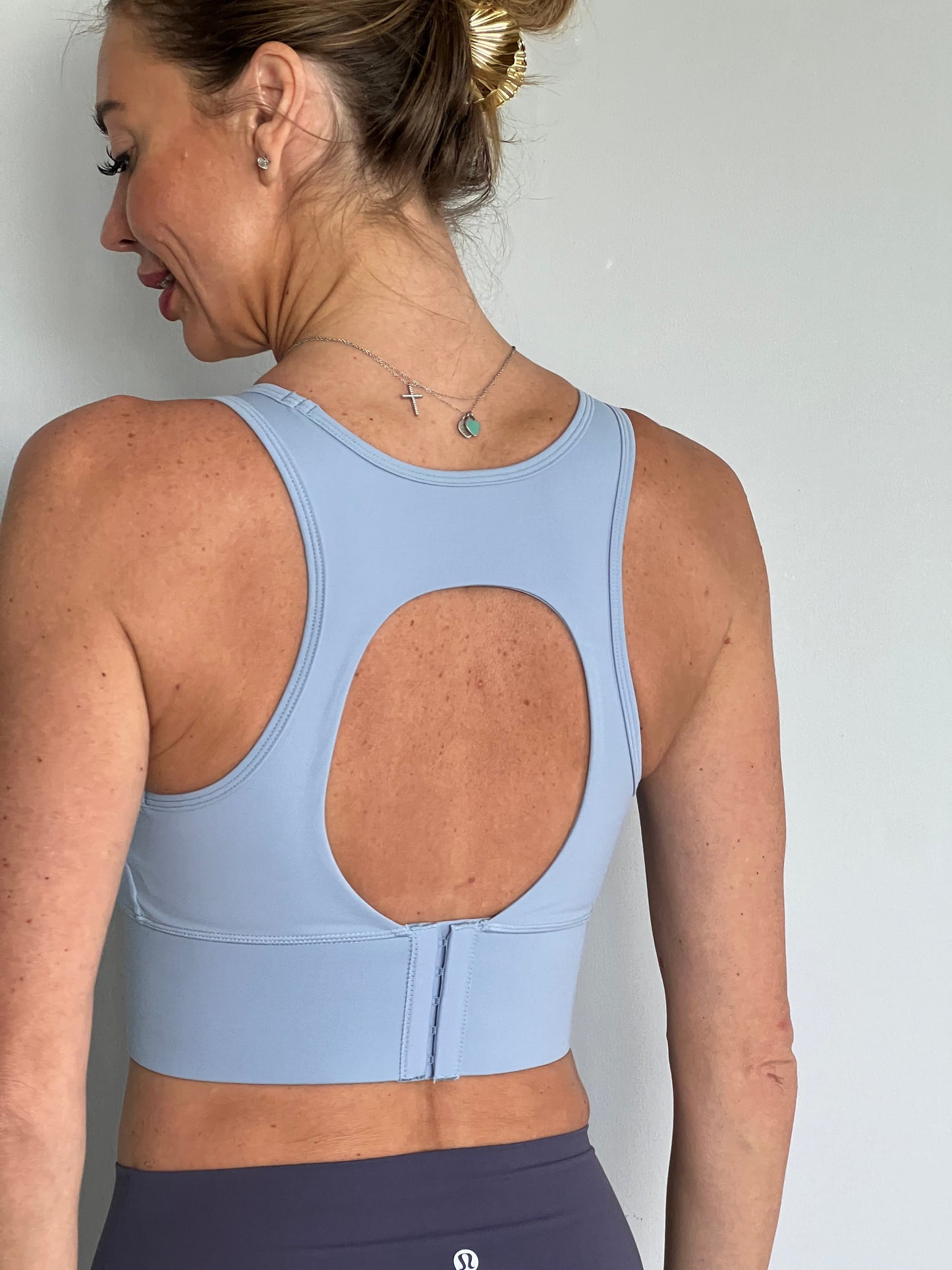 Plus size yoga bra with back shaping, belly tightening, and hollow-out design.