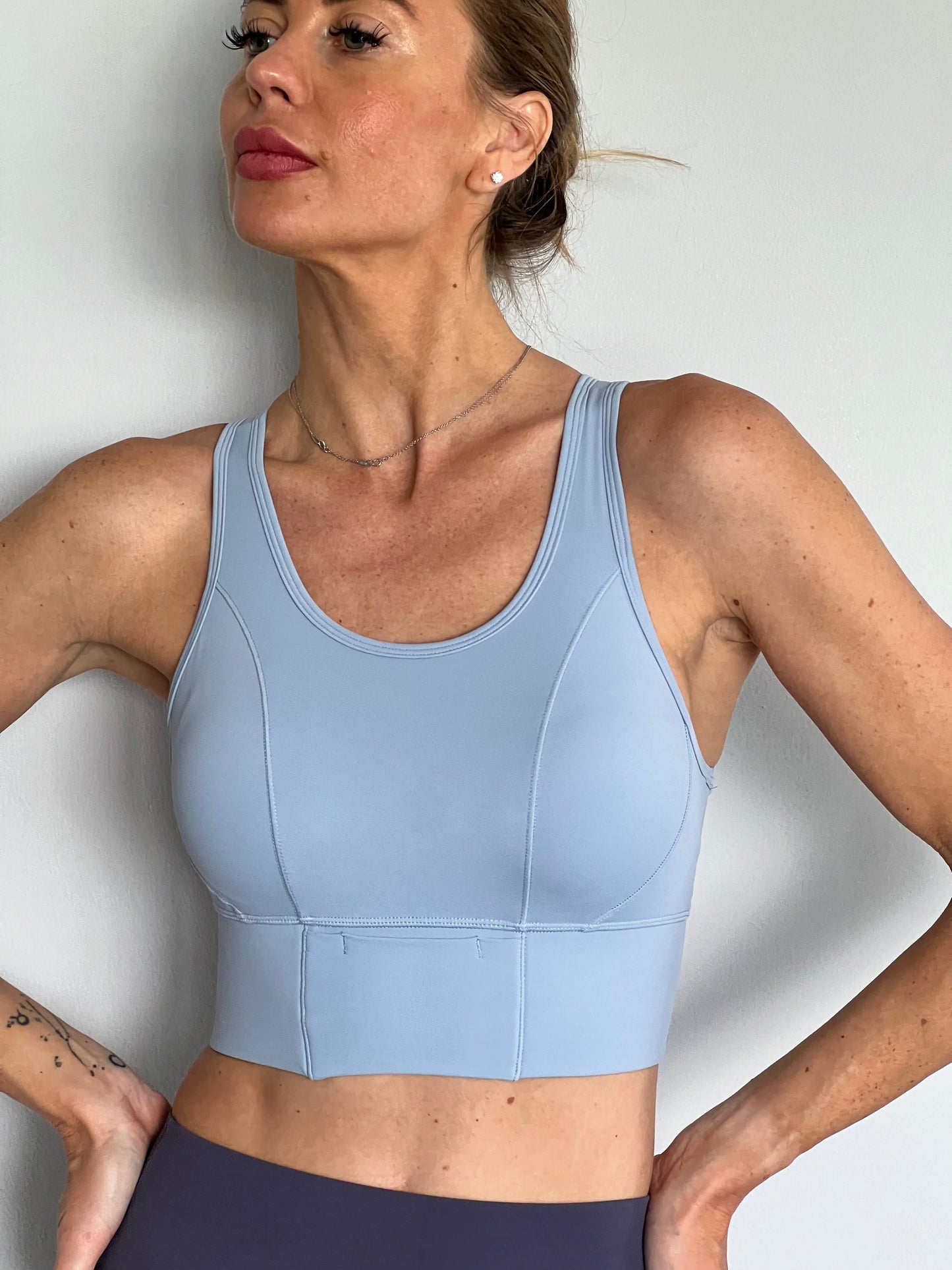 Plus size shockproof slimming yoga bra with back shaping and belly tightening design.