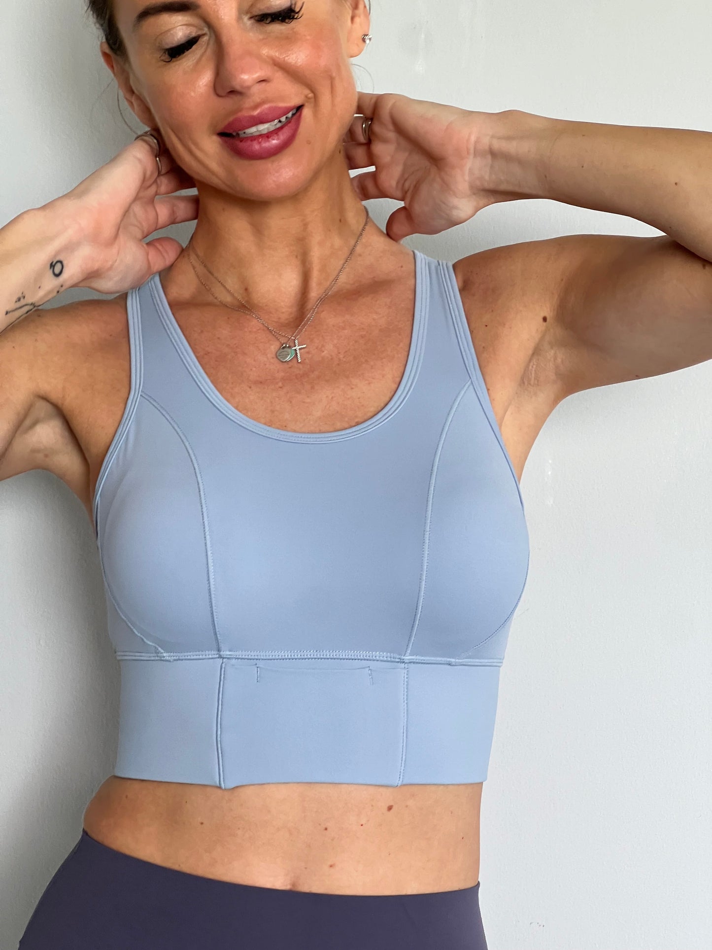 Plus size shockproof slimming yoga bra for back shaping and belly tightening.